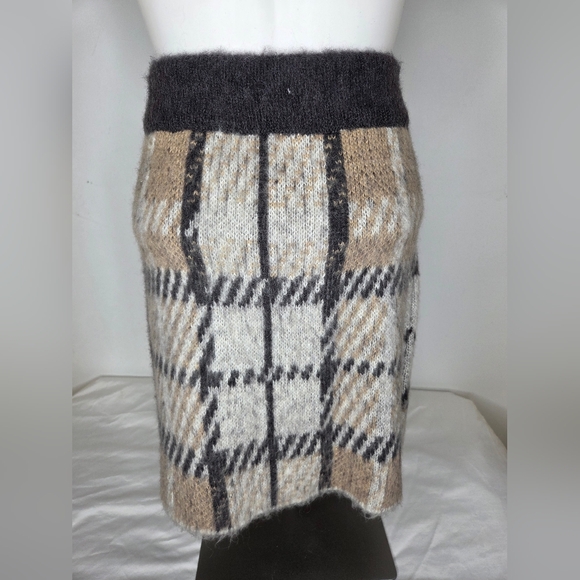 J.O.A. Size L - Gray/Khaki Plaid Sweater Skirt - Picture 3 of 7